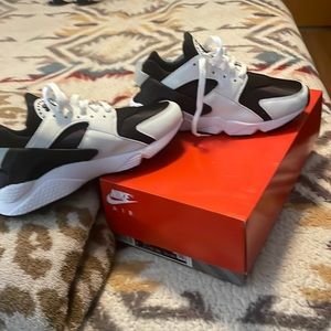 Nike air huaraches never been worn